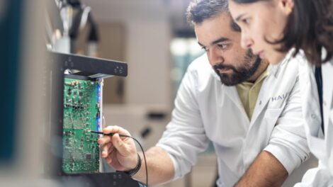 La compañía tecnológica Thales anunció que planea incorporar a más de 9.000 nuevos empleados en todo el mundo durante 2026, de los cuales 390 estarán ubicados en América Latina. La previsión se suma a las 8.800 contrataciones realizadas en 2025, cifra que superó el objetivo inicial de 8.000 incorporaciones para ese año. Según la empresa, en los últimos cinco años ha sumado al menos 8.000 personas anualmente para respaldar el crecimiento de sus tres áreas de negocio: Defensa, Aeroespacial y Ciberseguridad y Digital. En 2025, Thales recibió 1,4 millones de candidaturas a nivel global, superando el millón de currículos registrados en 2024. Además, el ranking de Universum la ubicó en el primer lugar entre los empleadores más atractivos para estudiantes de escuelas de ingeniería en Francia, después de haber ocupado el segundo puesto en 2024. Distribución geográfica de las contrataciones Para 2026, la empresa prevé contratar cerca de 3.300 personas en Francia, 800 en el Reino Unido, 630 en Norteamérica, 390 en América Latina, 530 en Australia, 520 en Países Bajos, 450 en India, 300 en Alemania, 240 en Rumanía, 200 en Singapur y 140 en Polonia. A estas incorporaciones externas se sumarán 3.500 movimientos de movilidad interna, facilitados por la presencia de la compañía en múltiples sectores y geografías. Thales indicó que su modelo de formación interna incluye más de 35 academias corporativas orientadas al desarrollo de competencias. En cuanto a la composición de las nuevas contrataciones, alrededor del 40 % corresponderá a funciones de ingeniería —incluidas ingeniería de software y de sistemas, ciberseguridad, inteligencia artificial y datos— y el 25 % a funciones industriales, como técnicos, operadores e ingenieros. Diversidad e inclusión La empresa señaló que la diversidad en los equipos y en los comités de dirección continúa siendo una prioridad. En 2025, las mujeres representaron el 32 % de las nuevas contrataciones. Asimismo, el 69 % de los comités de dirección cuenta con al menos cuatro mujeres, con la meta de alcanzar el 75 % en 2026. En Francia, Thales reportó una tasa de empleo de personas con discapacidad superior al 7 % en 2025. Formación y programas STEM La compañía también informó sobre sus iniciativas de formación y promoción de carreras en ciencia, tecnología, ingeniería y matemáticas (STEM). En Francia, durante 2026, acompañará a 1.700 estudiantes en prácticas, 1.600 aprendices de nivel bachillerato, 1.000 estudiantes de tercer año y 500 de segundo año. En 2025, aprendices y practicantes representaron el 15 % de las contrataciones en ese país. A través del programa “Vocation Makers”, la empresa desarrolló actividades para fomentar el interés por la ciencia y la tecnología entre niños y jóvenes de 6 a 18 años. En 2025, informó haber interactuado con 250.000 estudiantes en todo el mundo. Además, Thales lanzó el programa de becas y mentoría “STEM for All”, en colaboración con la Academia Francesa de Tecnologías. En su primer año, otorgó 40 becas en Francia y Bélgica, cada una con una ayuda de 5.000 euros y un año de mentoría por parte de empleados de la compañía. Para 2026, el programa se ampliará a República Checa, Polonia, Grecia, Rumanía, Italia, Alemania, Países Bajos, Brasil y Corea del Sur. Rodrigo Morassutti, director de Recursos Humanos para América Latina, señaló que la región desempeña un papel estratégico en el crecimiento global de la empresa y que las 390 posiciones previstas reflejan el compromiso con el desarrollo de talento local en sectores de alta tecnología.
