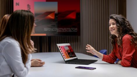 Lenovo presentó en el Mobile World Congress (MWC) 2026 una ampliación de su portafolio empresarial con dispositivos preparados para inteligencia artificial, incluyendo nuevos modelos ThinkPad, conceptos de PC modulares, una tableta robusta ThinkTab X11 y soluciones orientadas a entornos corporativos y pymes.