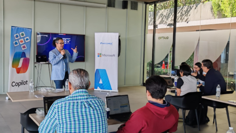 La división en la nube de Intcomex informó sobre el desarrollo de TechMasters, un programa dirigido a los equipos técnicos de los canales que integran su red de partners. La iniciativa está orientada a impulsar el desarrollo de capacidades técnicas, promover la adquisición continua de conocimiento y reconocer el papel de los especialistas en la ejecución de proyectos tecnológicos. A través del programa, Intcomex Cloud reconoce la participación activa de ingenieros, arquitectos y especialistas en diferentes etapas del ciclo de los proyectos, además de otorgar certificaciones. Según la empresa, el esquema busca destacar el trabajo de los equipos técnicos, que en muchos casos no forman parte central de los programas de incentivos tradicionales. De acuerdo con la compañía, durante el primer año de ejecución del programa se registró un crecimiento progresivo en la participación de especialistas, así como en el número de certificaciones y actividades reportadas. Entre los hitos mencionados se encuentra la primera fase de redención de incentivos, en la que los participantes recibieron gift cards. La empresa señaló que la iniciativa también ha coincidido con una mayor participación de equipos técnicos en etapas tempranas de los proyectos tecnológicos desarrollados por los partners, especialmente en entornos basados en tecnologías Microsoft. “Así como el bajo marca el pulso en una banda, los equipos técnicos son el corazón imprescindible de la transformación digital. Su conocimiento, disciplina y actualización constante son los que realmente mueven la industria. En Intcomex, creemos profundamente en ese valor, y por eso TechMasters existe: para reconocer, impulsar y celebrar a quienes hacen que la tecnología suceda”, señaló Lina Barrios, Gerente Regional de la División de Producto de Intcomex. Para 2026, Intcomex Cloud indicó que el programa TechMasters busca evolucionar hacia una plataforma de crecimiento profesional que incluya formación técnica avanzada y desarrollo de habilidades relacionadas con consultoría, identificación de oportunidades y acompañamiento en proyectos tecnológicos.
